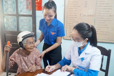 Thừa Thiên Huế: Hàng trăm người dân được khám bệnh và phát thuốc miễn phí