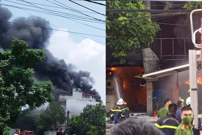 Cháy dữ dội tại cửa hàng lốp ô tô ở Hà Nội