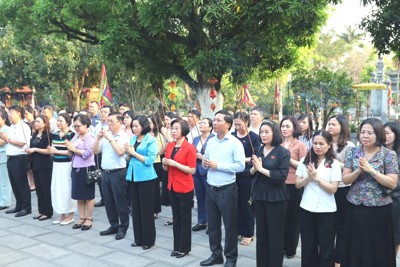 Đại biểu Quốc hội chuyên trách 63 tỉnh, thành dâng hương, tặng quà tại Mê Linh