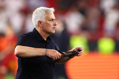 HLV Jose Mourinho ném huy chương khi lần đầu thua ở trận chung kết