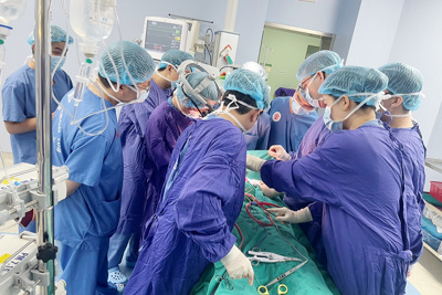 Phẫu thuật u tuyến giáp khổng lồ gây biến dạng vùng cổ bệnh nhân 65 tuổi