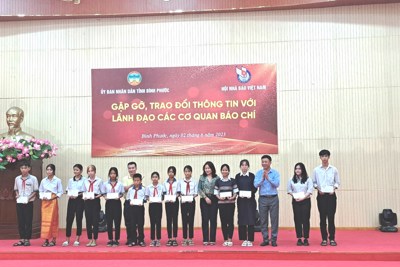 Tặng cờ Tổ quốc và học bổng cho người dân, học sinh tỉnh Bình Phước