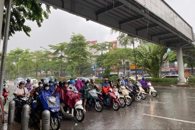 Nội thành Hà Nội xuất hiện mưa to xối xả kèm dông lốc