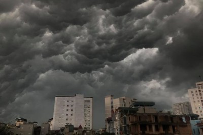 Cảnh báo dông, lốc, sét, mưa to, gió giật mạnh tại nội thành Hà Nội