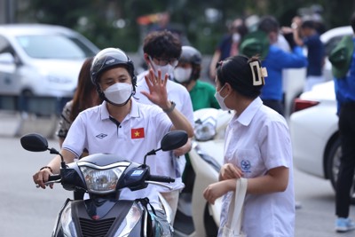 Hàng nghìn phụ huynh “tháp tùng” con đi thi chuyên THPT 