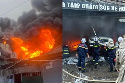 Cháy dữ dội tại tiệm sửa chữa ô tô ở Cầu Diễn 