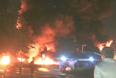 Long An: Cháy lớn trong đêm tại khu nhà xưởng ở huyện Đức Hòa