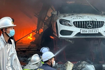 Thông tin mới nhất vụ cháy trung tâm chăm sóc xe hơi ở Cầu Diễn
