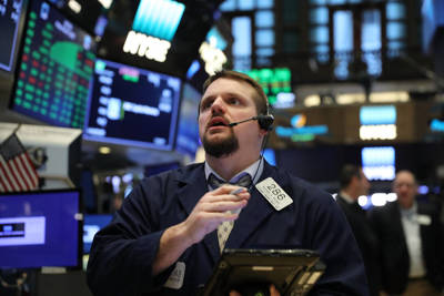 Chứng khoán Mỹ bất an với lãi suất, Dow Jones "bốc hơi" gần 200 điểm