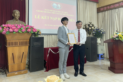 Kết nạp đảng viên cho 2 học sinh trường THPT Nguyễn Thị Minh Khai
