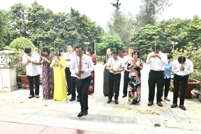 Đoàn đại biểu TP Hà Nội viếng Nghĩa trang liệt sĩ Tân Biên