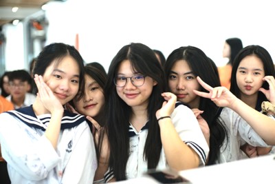 Hà Nội: Học sinh lớp 9 bịn rịn trong buổi học cuối cùng