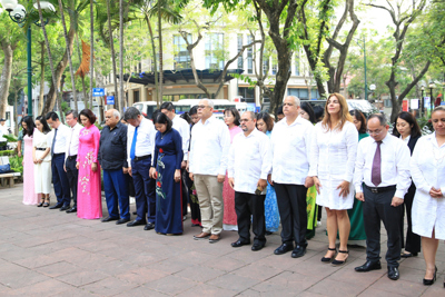 Đoàn đại biểu cấp cao Thành ủy La Habana đặt hoa tưởng niệm José Martí