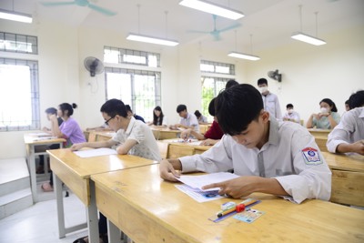 Thi vào lớp 10 công lập tại Hà Nội: Toàn cảnh buổi thi đầu tiên 