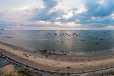 Quảng Bình: Độc đáo phiên chợ bên bờ biển