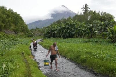 Hàng ngàn người dân sơ tán khỏi núi lửa ở Philippines do mưa bão