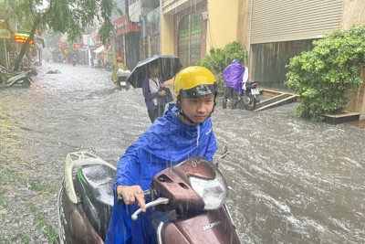 Hà Nội: Người dân bì bõm dắt xe qua điểm ngập sau trận mưa lớn