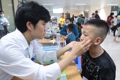 Bệnh viện E phẫu thuật miễn phí cho trẻ dị tật khe hở môi, vòm miệng