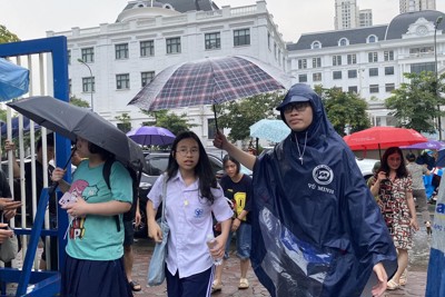 Hà Nội: Thí sinh đội mưa lớn, hoàn tất kỳ thi lớp 10 chuyên