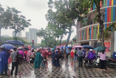 Hà Nội: Phụ huynh vất vả đội mưa đưa con đi thi 