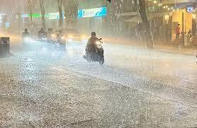 Bầu trời đen kịt, mưa to xối xả tái xuất khu vực nội thành Hà Nội