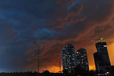 Dân mạng tung ảnh bầu trời Hà Nội đen kịt "đáng sợ" trước trận mưa lớn