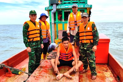 Biên phòng Cà Mau cứu người trôi dạt 3 ngày trên biển