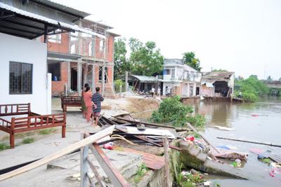 Sóc Trăng: Sạt lở làm 3 căn nhà chìm xuống sông, thiệt hại 1,6 tỷ đồng