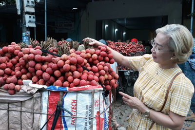 Ngày Tết Đoan Ngọ, cơm rượu nếp, hoa quả đắt khách