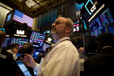 Chứng khoán Mỹ chờ tín hiệu mới từ Fed, Dow Jones lao dốc hơn 200 điểm