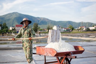 Quảng Bình: “Nặng tình” nghề làm muối ở Phú Lộc
