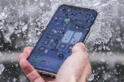 Điện thoại iPhone bị ngấm nước thì xử lý thế nào?