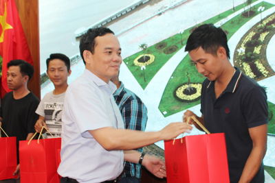Phó Thủ tướng Trần Lưu Quang tặng quà động viên ngư dân tỉnh Kiên Giang