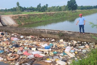 Hà Tĩnh: Kênh thủy lợi “ngập rác”