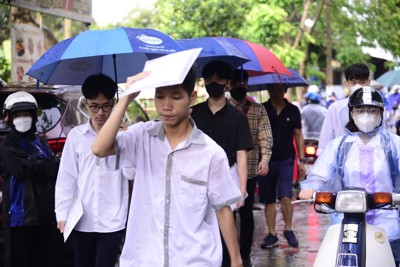Hà Nội: Thí sinh, phụ huynh vất vả vượt mưa đến điểm thi môn Ngữ văn