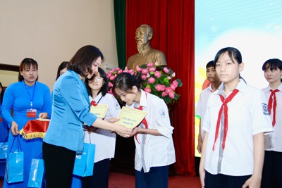Hà Nội tặng quà, học bổng 200 trẻ em Thủ đô vượt khó học tốt