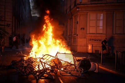 Mẹ ​​của thiếu niên thiệt mạng, gây bạo loạn ở Pháp:"Đừng đổ lỗi cho cảnh sát"
