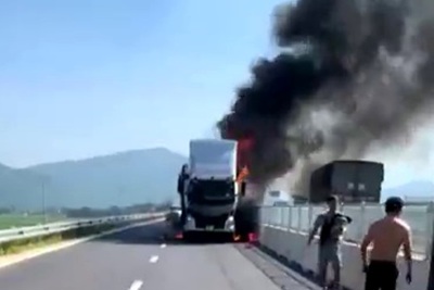 Xe tải bốc cháy dữ dội trên cao tốc Bắc Nam