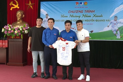 Cầu thủ Nguyễn Quang Hải tặng quà cho hơn 600 thiếu nhi huyện Đông Anh