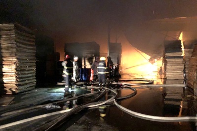Cháy xưởng gỗ dán trong đêm ở Gia Lâm