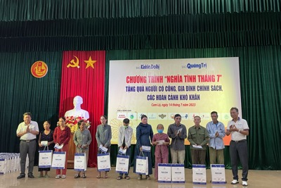 Tặng 120 suất quà cho người có công, gia đình chính sách huyện Cam Lộ