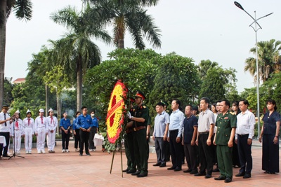 Lãnh đạo quận Hoàn Kiếm dâng hương tưởng niệm các anh hùng liệt sỹ 