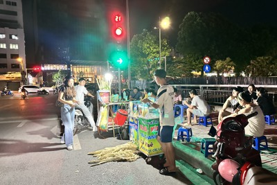 Hà Nội: "Quán cóc, hàng tạm" lấn chiếm vỉa hè cầu qua sông Tô Lịch
