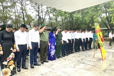 Đoàn đại biểu TP Hà Nội viếng các anh hùng, liệt sĩ tại tỉnh Quảng Trị
