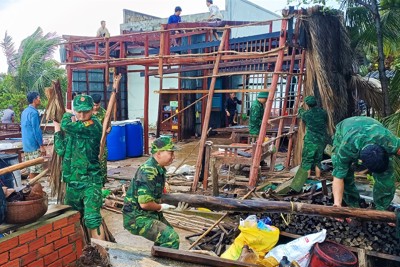 Bộ đội Biên phòng Cà Mau giúp nhân dân khắc phục hậu quả bão số 1