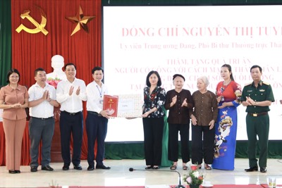 Phó Bí thư Thường trực Thành ủy Nguyễn Thị Tuyến thăm, tặng quà người có công