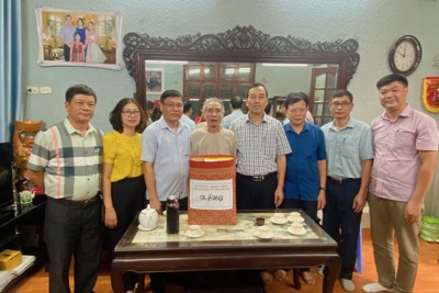 Huyện Thanh Trì thăm, tặng quà gia đình người có công, thân nhân liệt sĩ