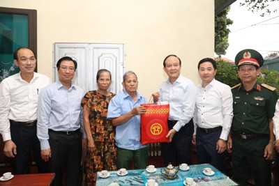 Chủ tịch Nguyễn Ngọc Tuấn thăm, tặng quà người có công, gia đình chính sách