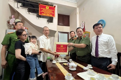 Giám đốc Công an Hà Nội thăm, tặng quà thương binh, thân nhân liệt sĩ