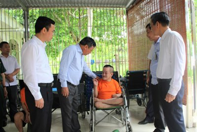 Lãnh đạo Thành phố Hà Nội thăm, tặng quà nạn nhân chất độc da cam